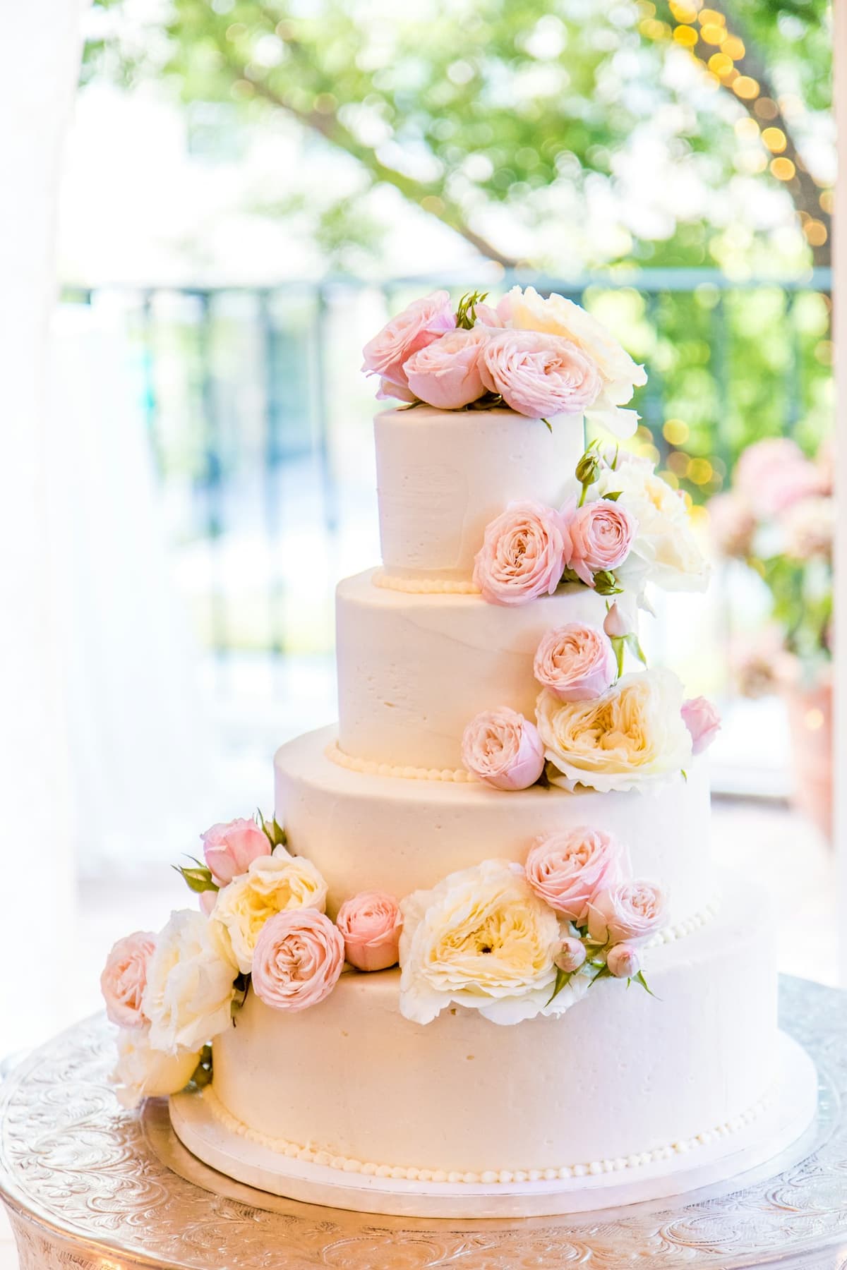 Bolo de casamento em camadas, cobertura lisa e flores naturais