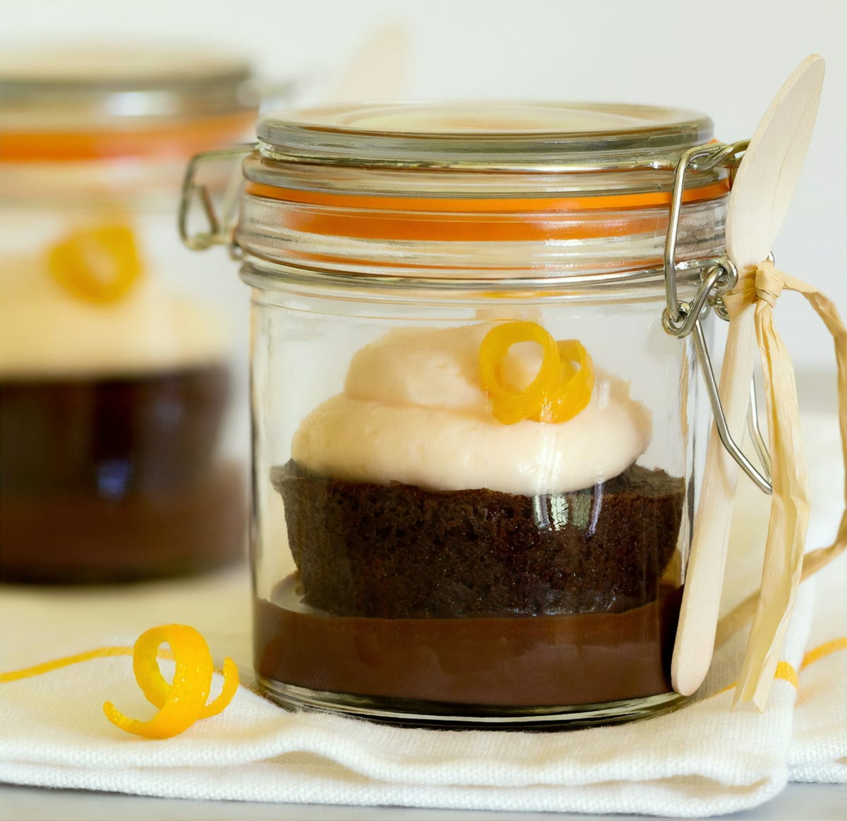 Bolo no pote, sabor chocolate com creme — prático para o dia a dia
