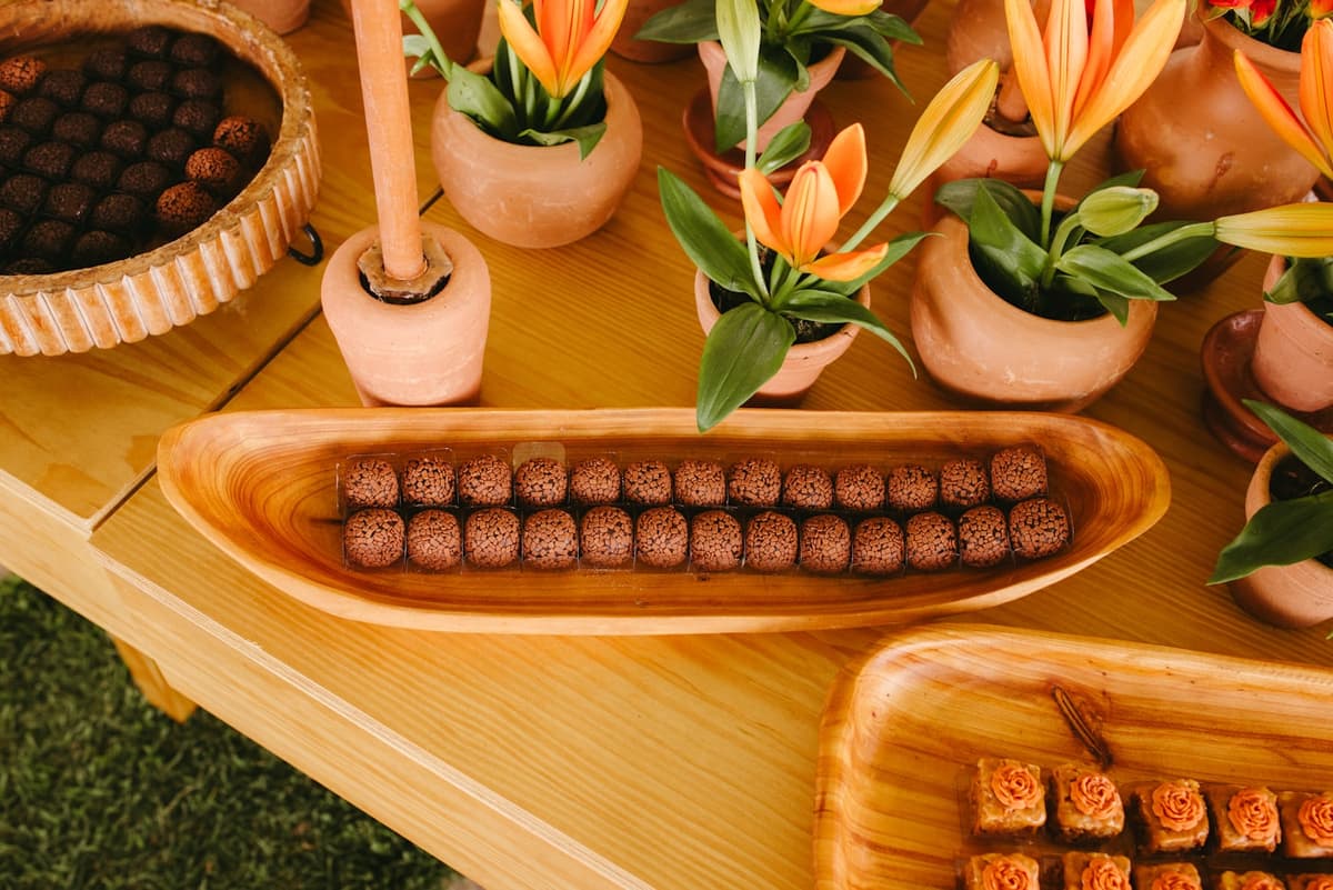 Mesa de doces montada para festa, com brigadeiros e docinhos variados